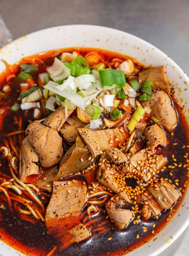 襄阳这家店凭一碗牛杂面火了23年