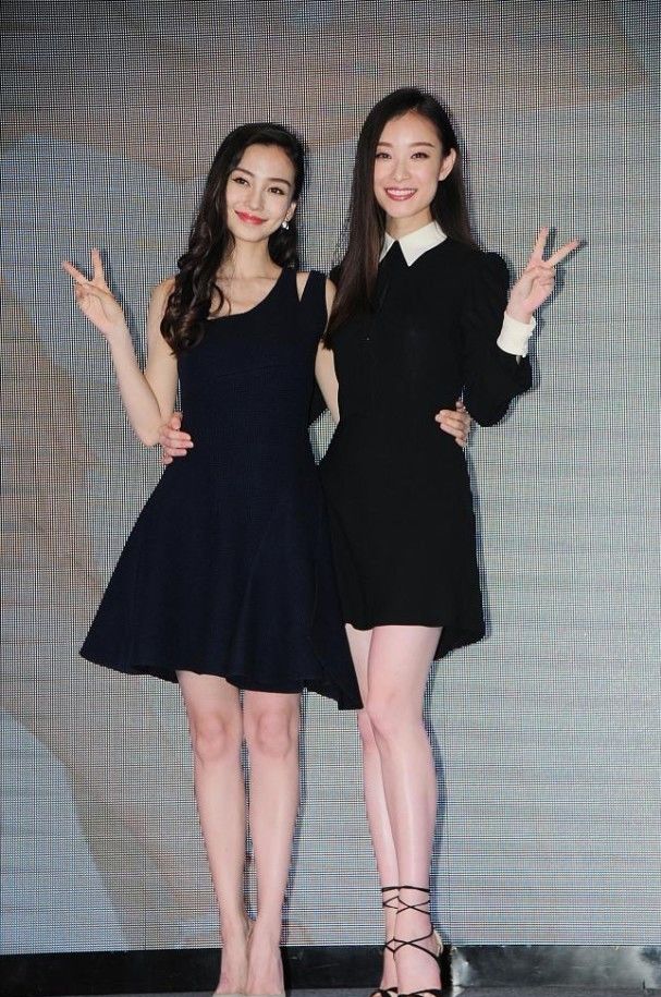 倪妮和杨颖关系真好不仅选择同色的短裙穿着还搂着腰亲密无间