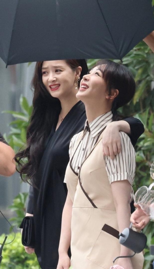 38岁蒋欣与男粉合照显拘谨,素颜出镜五官精致,脸颊圆润疑似发福