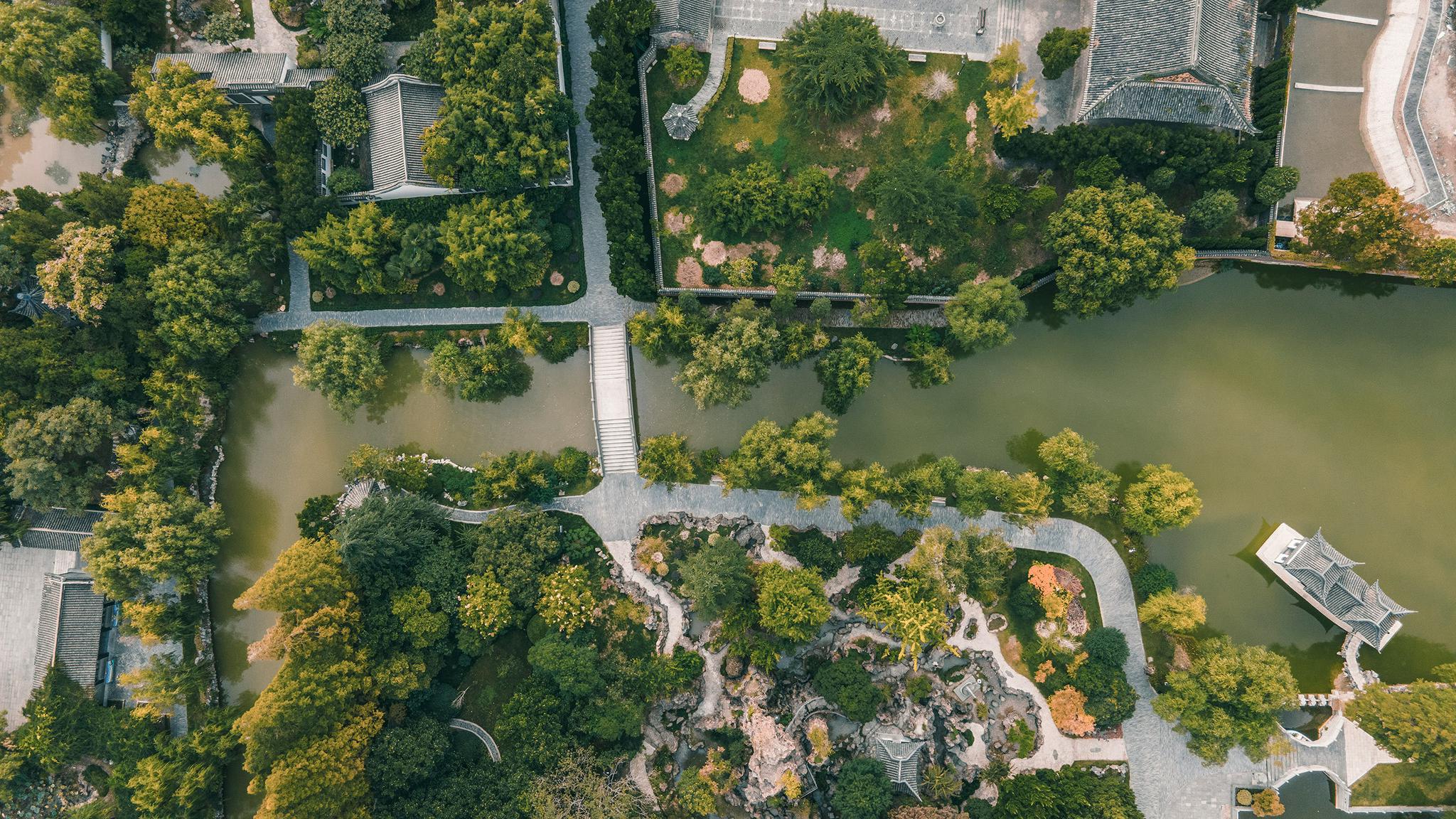 淮安清晏园:红墙黛瓦映秋色