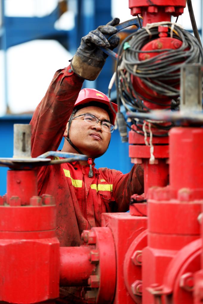 大庆油田1205钻井队工人正在工作中.(资料照片)