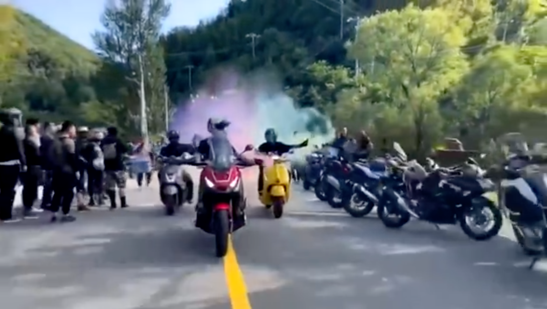 3人骑摩托车时施放彩烟影响道路安全，北京警方：已行政处罚