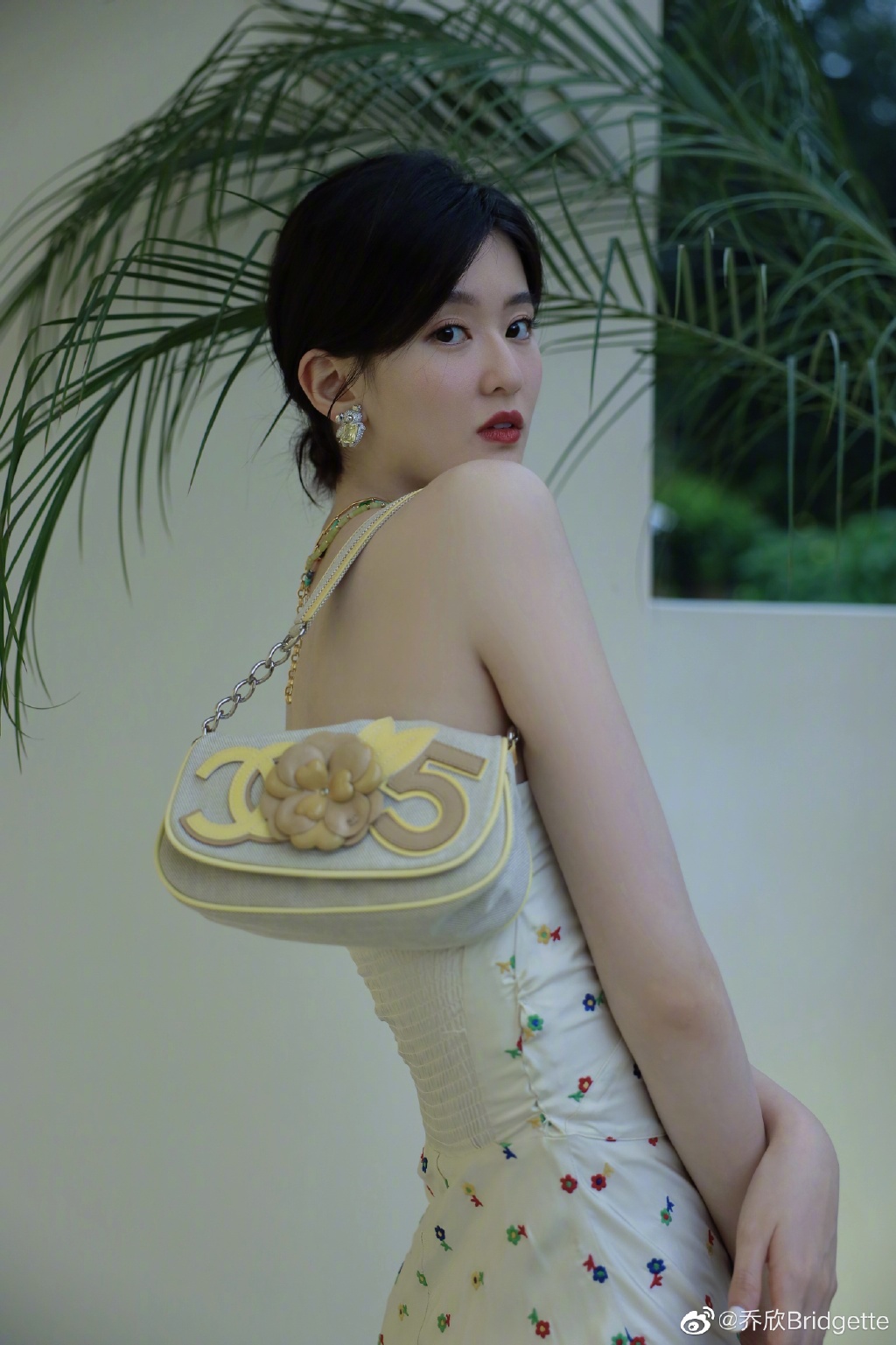 乔欣最新写真曝光 一袭碎花抹胸裙清新优雅