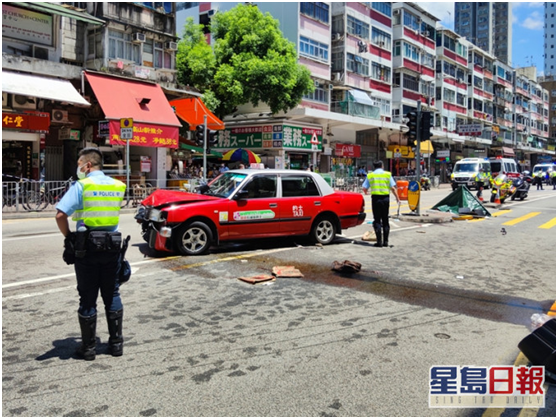 肇事红色的士于事故现场。图自香港“星岛网”