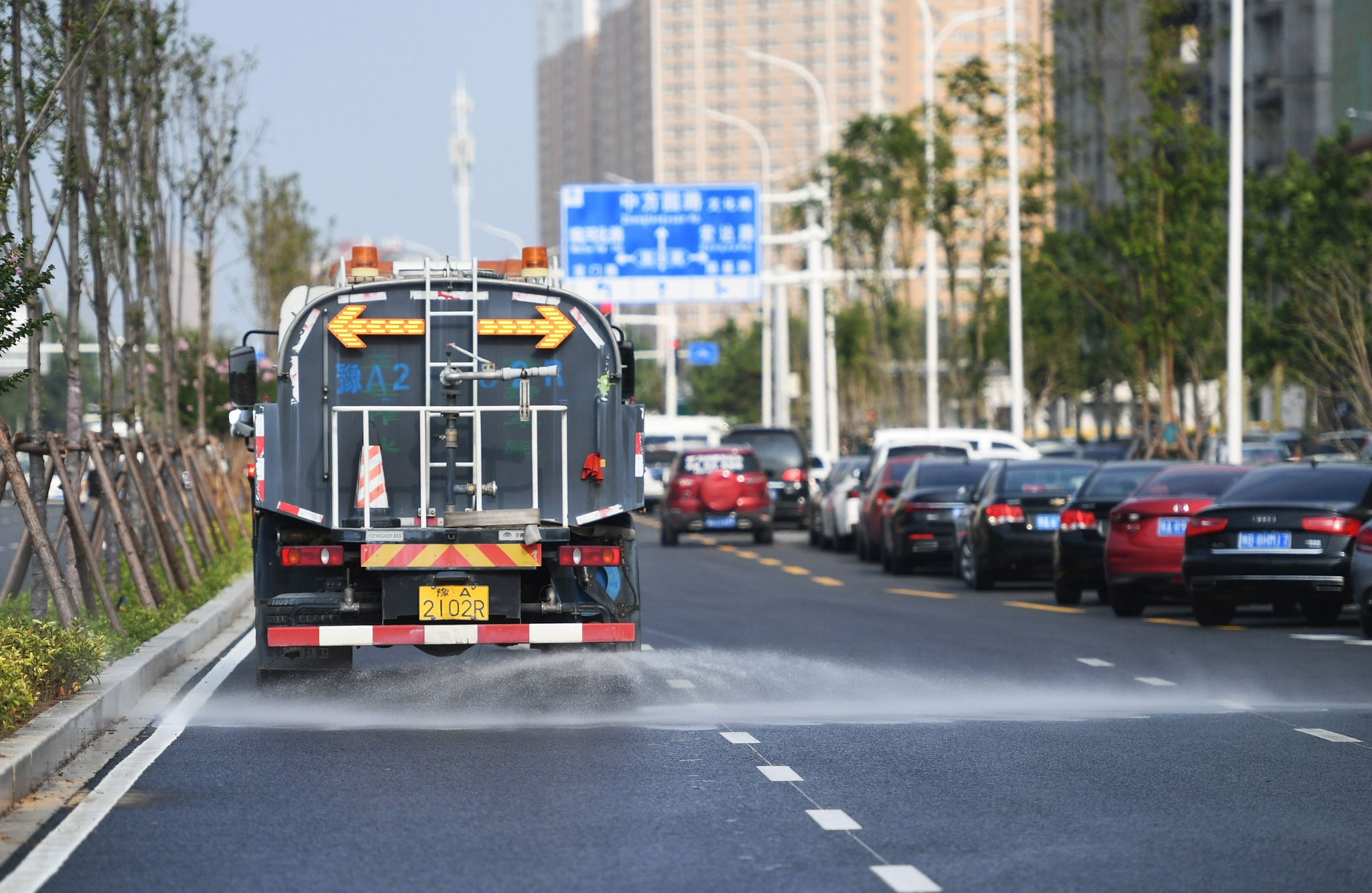 新华社记者 张浩然 摄8月23日,市民在郑州市金水区丰庆路街道办事处