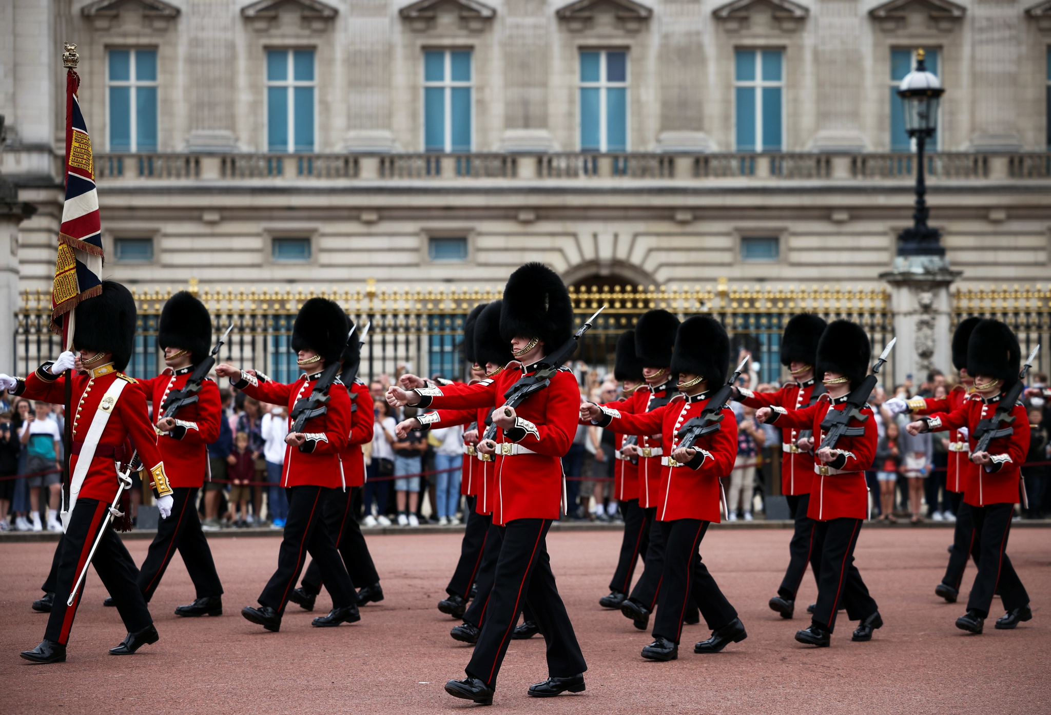 这是8月23日在英国伦敦拍摄的白金汉宫卫兵换岗仪式.