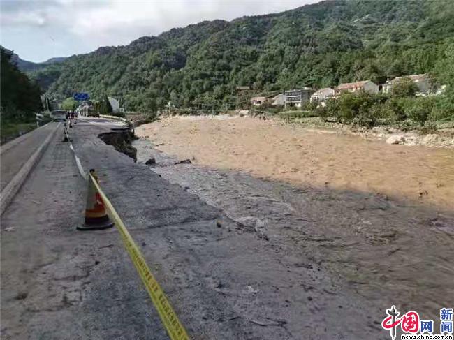 陕西省西安市蓝田县局部地区出现大到暴雨天气,局部道路被冲毁.