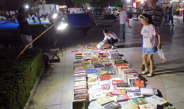 夜市里的小书摊