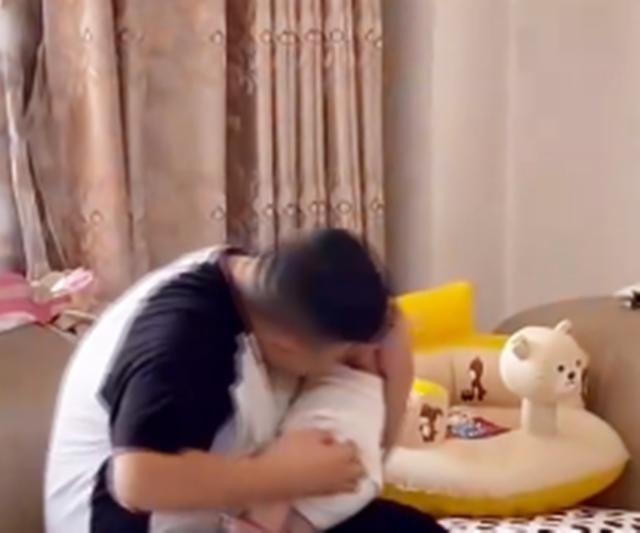 大型真香现场老婆生了女儿后宝爸每天都要抱娃闻好几遍