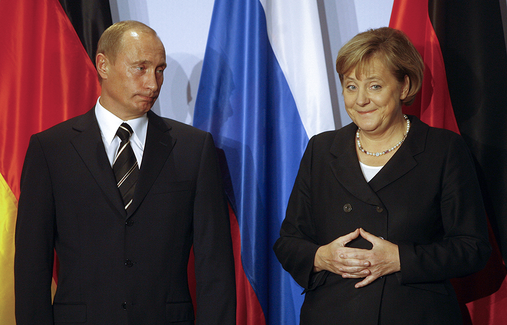 当地时间2006年10月10日，德国德累斯顿，德国总理默克尔(右)和俄罗斯总统普京在双边会谈后举行的记者招待会。人民视觉 资料图