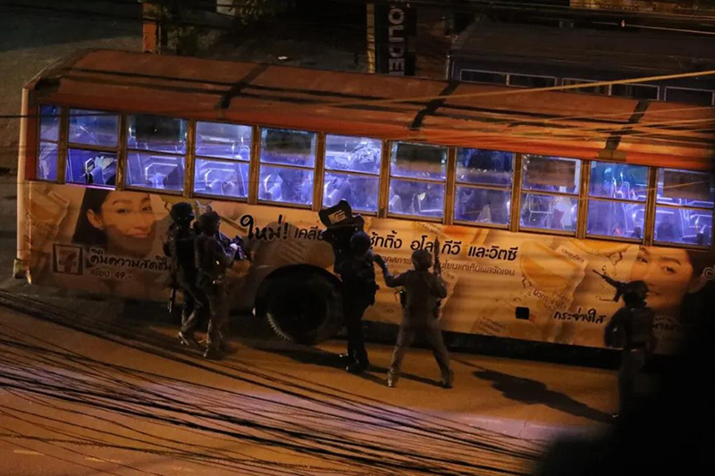 泰国曼谷一公交车上发生持枪劫持事件，男子已被警方控制，因疫情期间失业精神压力大休闲区蓝鸢梦想 - Www.slyday.coM