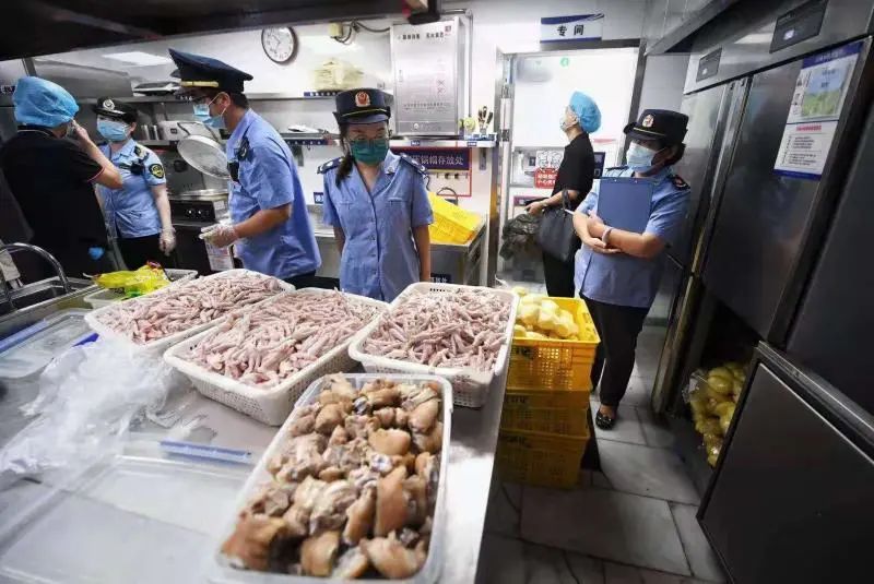 网红餐厅胖哥俩肉蟹煲立案查处：大量使用过期食