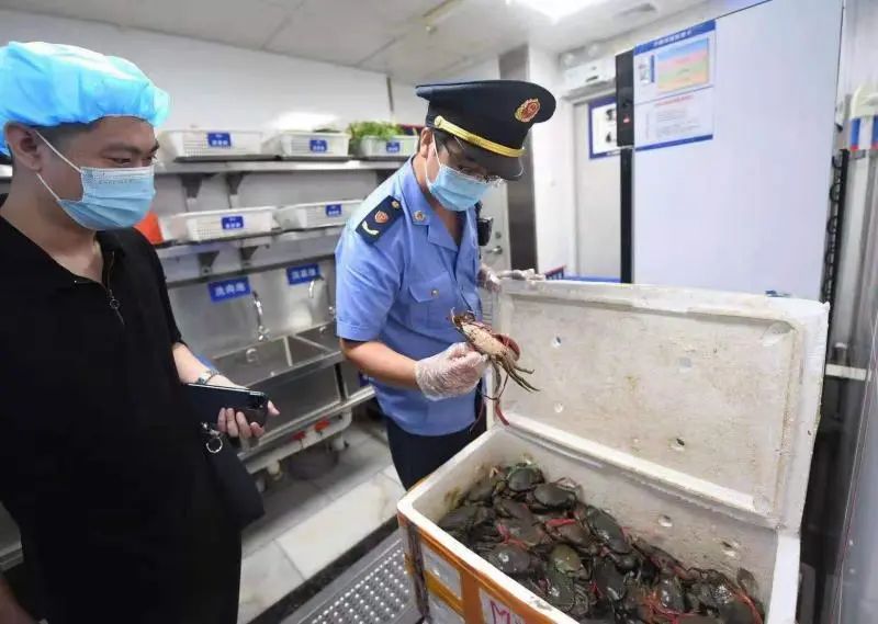 网红餐厅胖哥俩肉蟹煲立案查处：大量使用过期食材(图2)