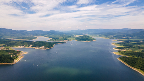 湖南大学供图大连理工大学的同学在阳光下的草地上演奏吉他.