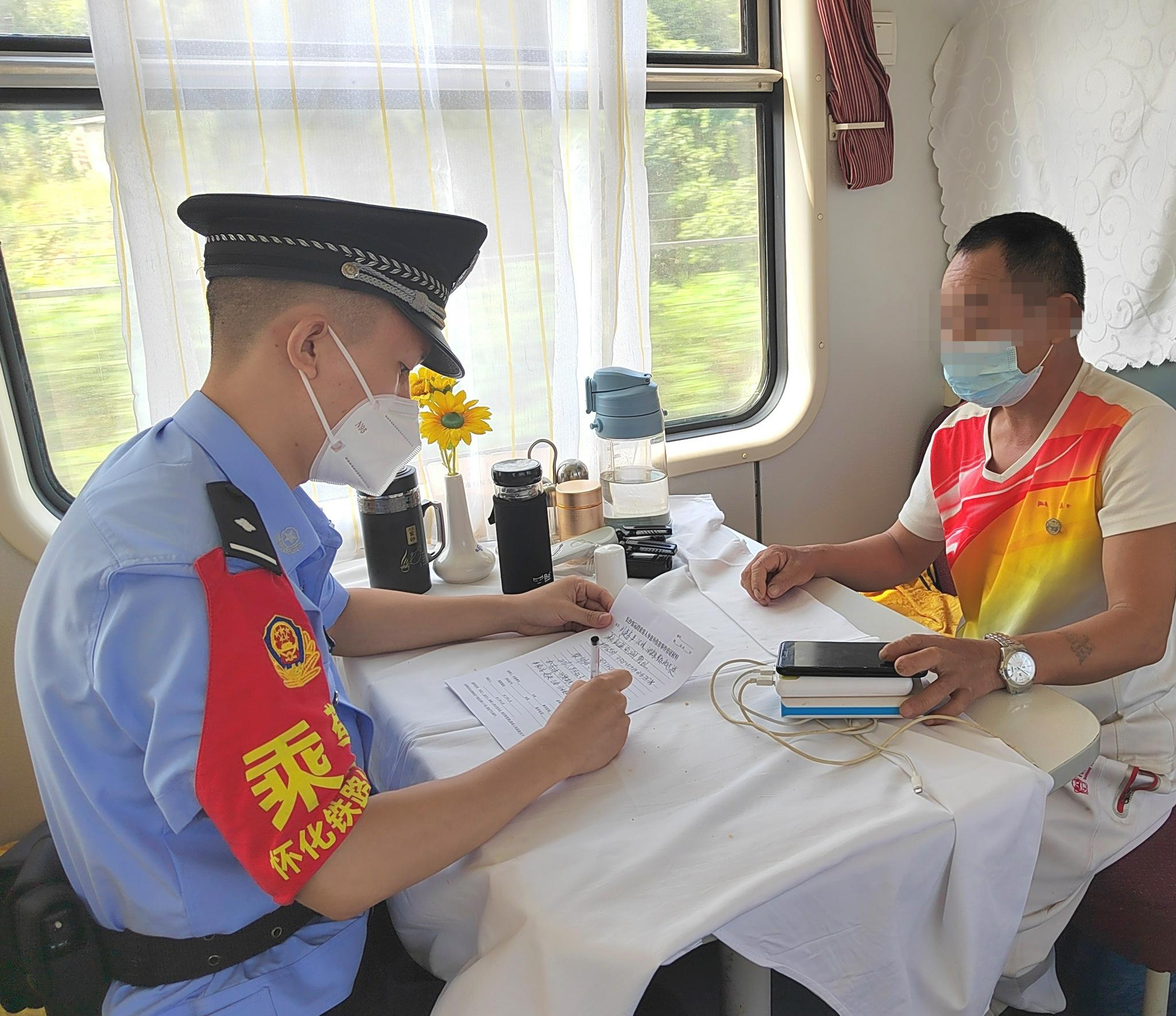 乘警为旅客找回钱包，两人都哭了：里面有去世妈妈的身份证，“这是她唯一留影”