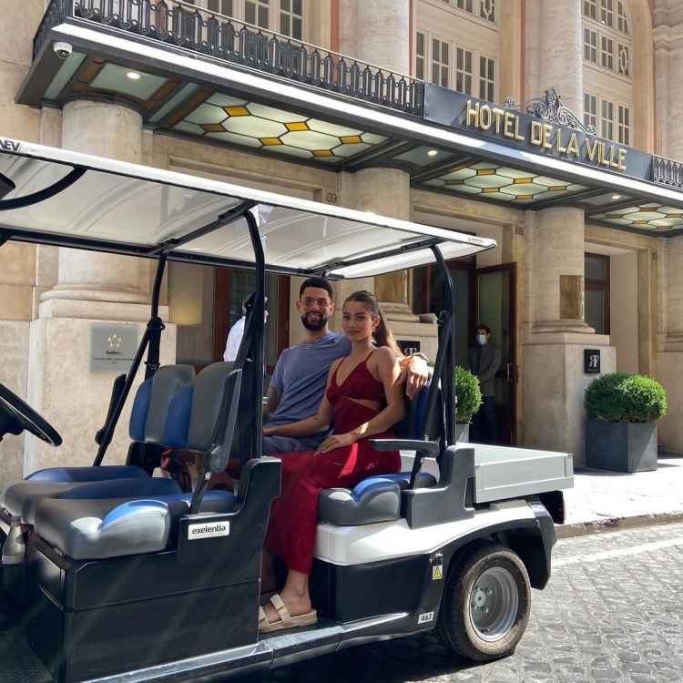 小里弗斯与妻子在意大利度假罗马是真实的