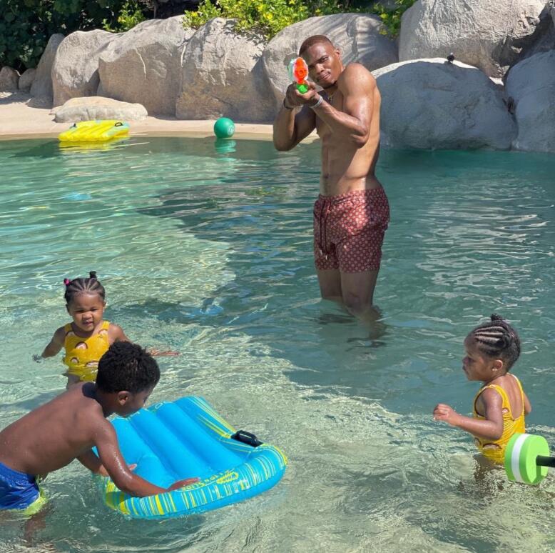 威少晒一家五口海边游玩:家人|拉塞尔·威斯布鲁克|拉塞尔-威斯布鲁克