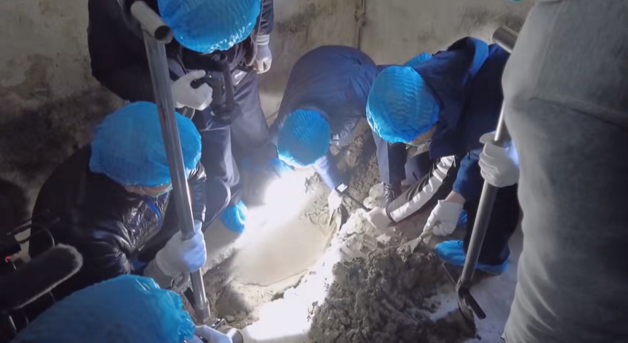 被埋女尸挖掘现场 市局供图