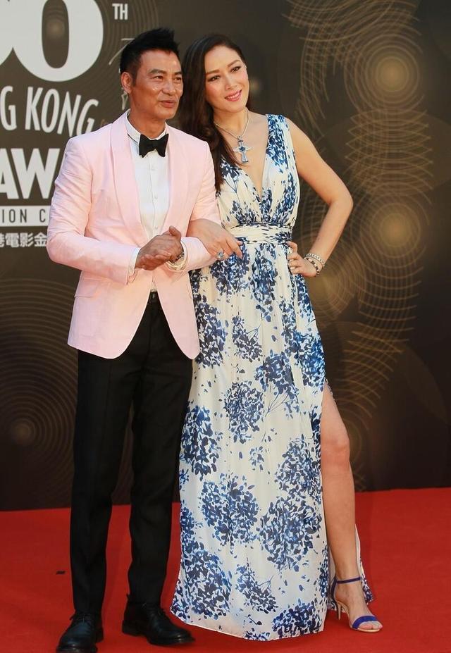 任达华琦琦夫唱妇随女的穿印花裙男的像穿粉西装真时髦