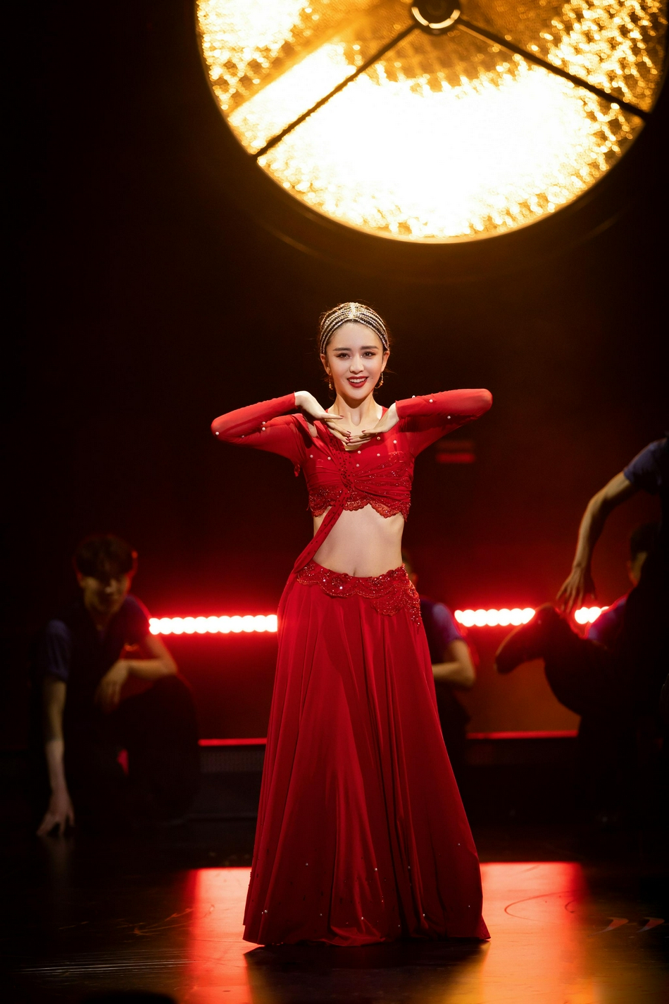 佟丽娅最新舞台照曝光红衣似火超美艳