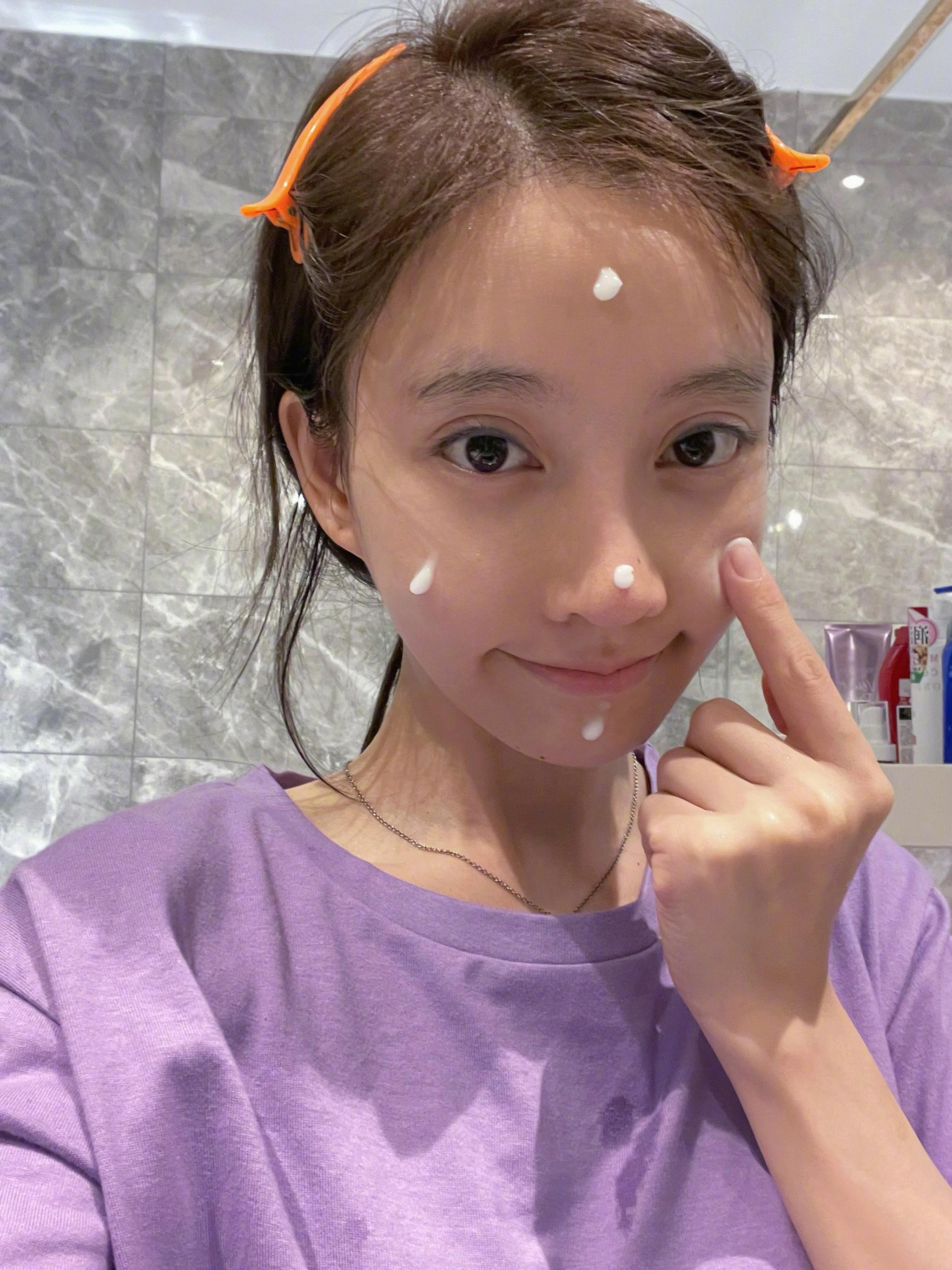 冯提莫分享素颜洗脸照俏皮可爱少女气满满