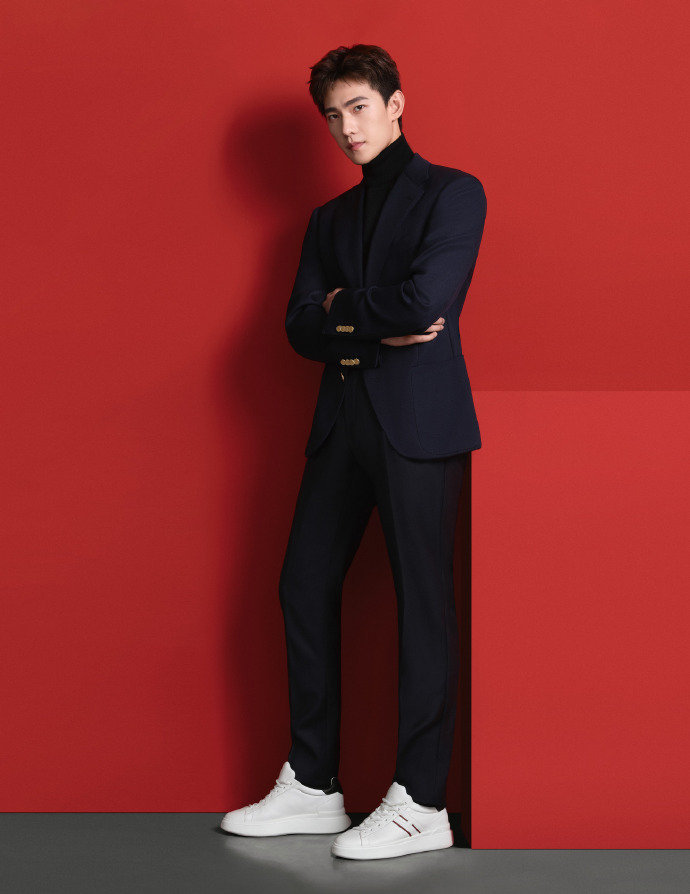 杨洋红蓝秋冬大片新鲜出炉!五官精致下颚线完美 理想中的初恋脸