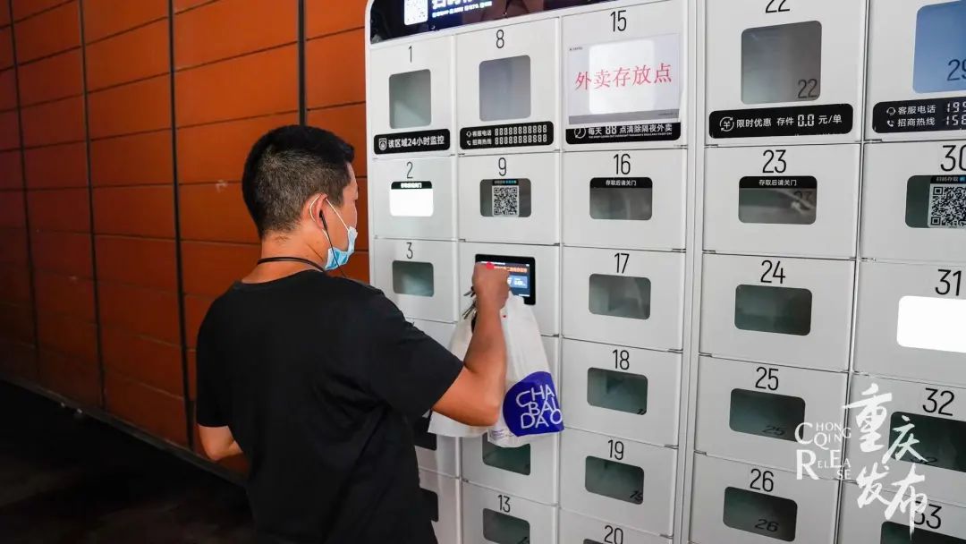 市民正在取外卖 吴汪洋 摄