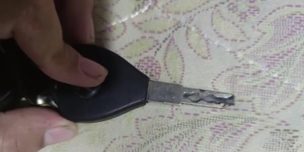 江苏一儿童将钥匙戳进电瓶车充电口,引发爆燃电弧,整只手被熏黑休闲区蓝鸢梦想 - Www.slyday.coM