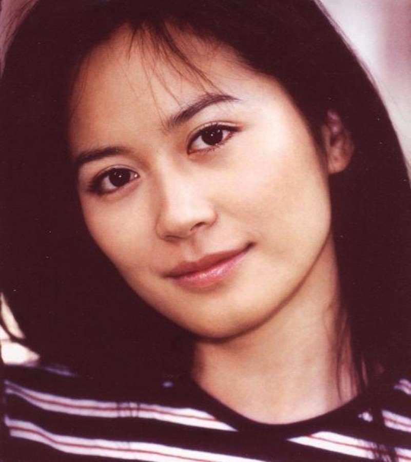 与很多女演员感情生活丰富相比,俞飞鸿的感情生活非常简单,甚至她都没