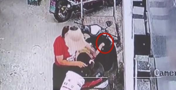 江苏一儿童将钥匙戳进电瓶车充电口,引发爆燃电弧,整只手被熏黑休闲区蓝鸢梦想 - Www.slyday.coM