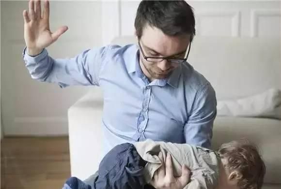 “再说一遍就给我滚回去”,女儿要手机玩被妈妈大吼,当场懵了休闲区蓝鸢梦想 - Www.slyday.coM