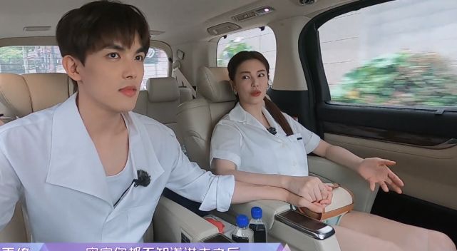 张雨绮给男友把脉李柄熹手放的位置是男友专属暴露占有欲