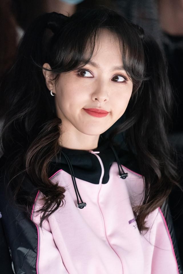 唐嫣弄着双马尾毫不违和酒窝脸显稚嫩运动搭配很有少女感