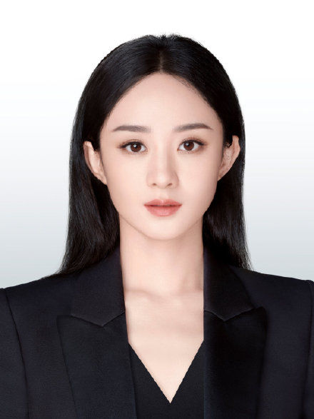 赵丽颖黑西装"证件照"太靓,披散头发眼神超a,有女霸总气质!