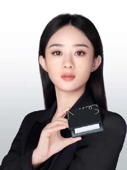 赵丽颖黑西装"证件照"太靓,披散头发眼神超a,有女霸总气质!