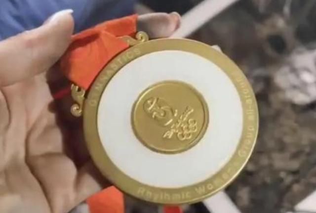 质量堪忧!体操冠军的东京奥运会金牌居然掉皮,在社交平台上求救休闲区蓝鸢梦想 - Www.slyday.coM 质量堪忧!体操冠军的东京奥运会金牌居然掉皮,在社交平台上求救休闲区蓝鸢梦想 - Www.slyday.coM