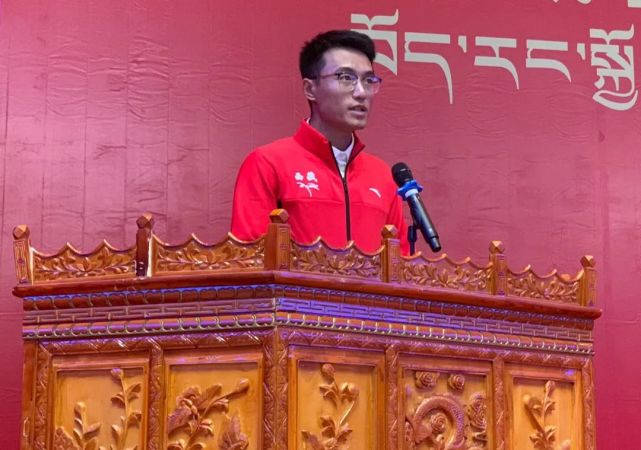 围棋,象棋,国际象棋参加乒乓球,羽毛球,网球教练员代表拉巴次仁发言图