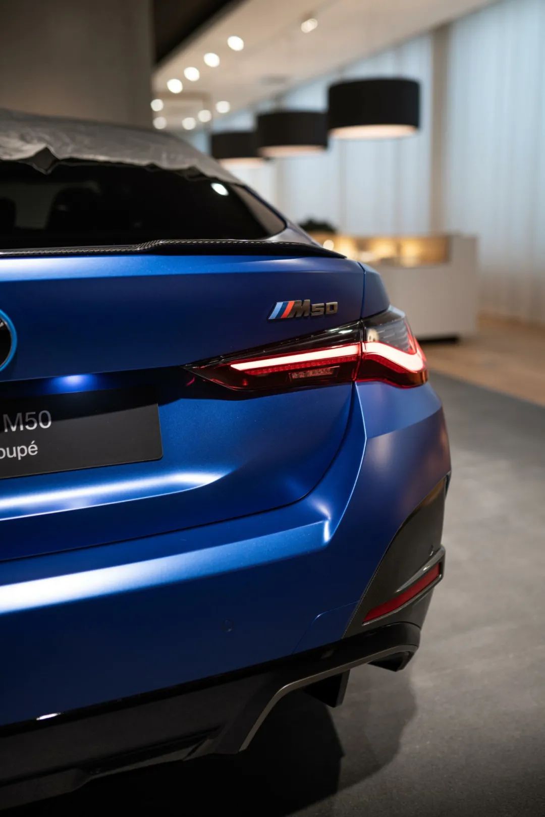 当宝马i4遇上磨砂波尔蒂芒蓝车漆这样的搭配怎么样