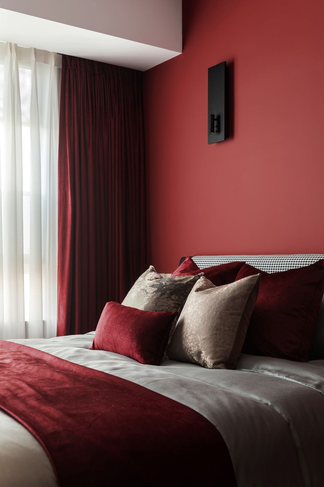 96平方米的现代风用热情似火的红色来打造绚烂多彩的空间