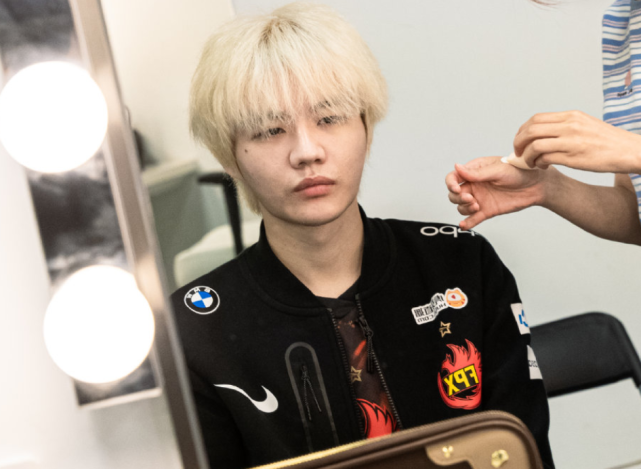 lpl选手界的托尼老师刘青松发型频繁更换这颜值不出道可惜