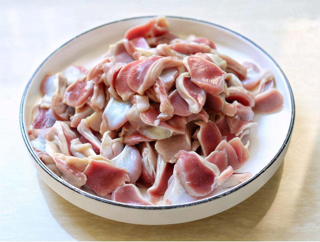 2,将小米辣,香菜,杭椒全部清洗干净,洗干净后用刀将小米辣和杭椒切圈