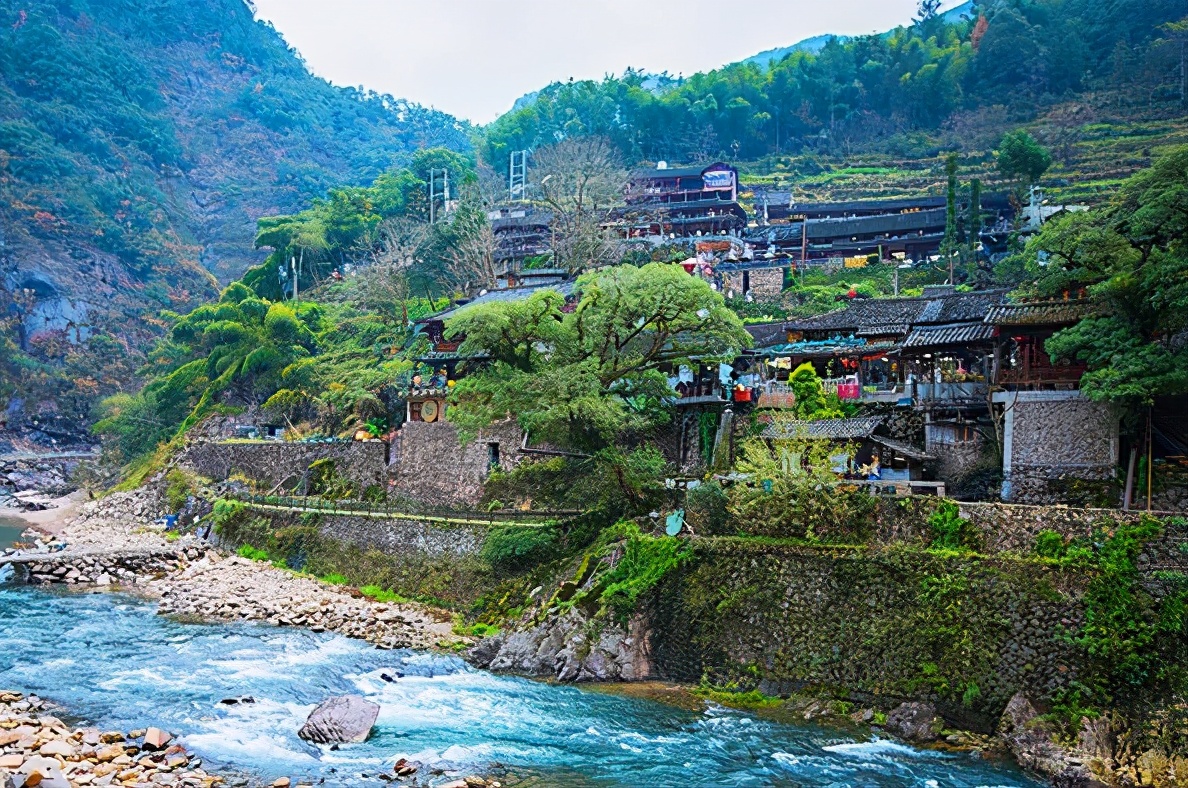 路线:到达温州市区之后,,经瓯江三桥或轮渡到瓯北镇,经104国道,41省道
