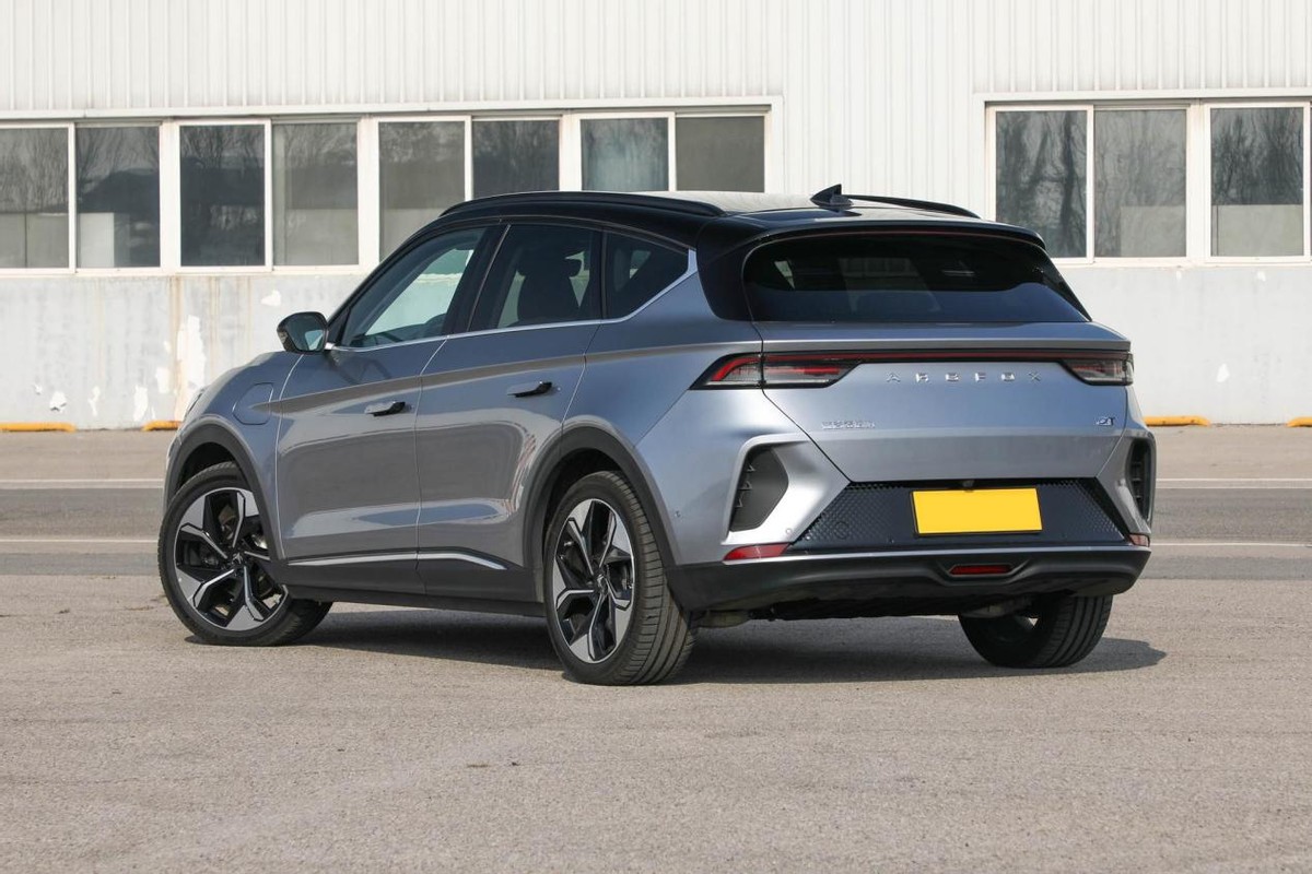 极狐首款高端新能源车,终身质保 续航600km,31.99万能4.6秒破百