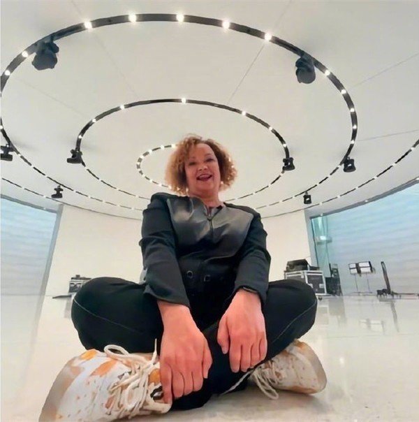 苹果制作发布会视频:iPhone 13要来了！休闲区蓝鸢梦想 - Www.slyday.coM