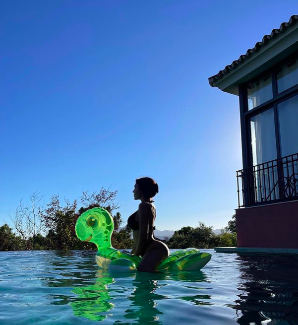 c罗的桃花运真旺!小9岁未婚妻秀水中倩影穿比基尼赢过金卡戴珊