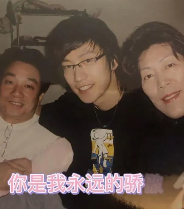 乔任梁去世五年后,父母因长相遭网暴,有人调侃他妈妈长得像女巫