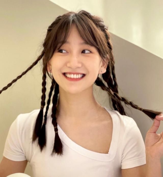 就是因为周峻纬之前合作的演员,像杨肸子和赵露思这样的,都是甜美的
