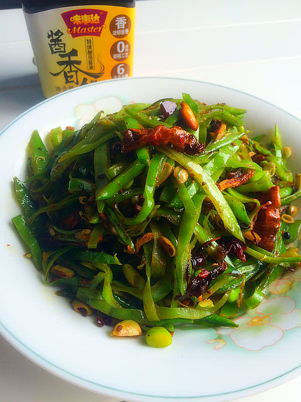 干香浓郁的干煸眉豆简单好学又一道下饭的家常炒菜等着你呦