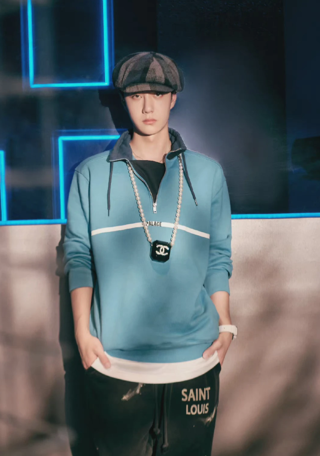 王一博不愧是行走的衣架,穿水湖绿卫衣戴复古英伦帽,绅士范十足