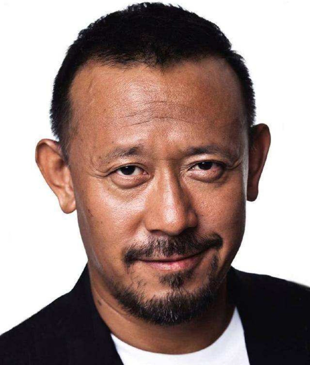 58岁姜文新片造型突破大两个小辫子太娇俏不似以往酷帅形象